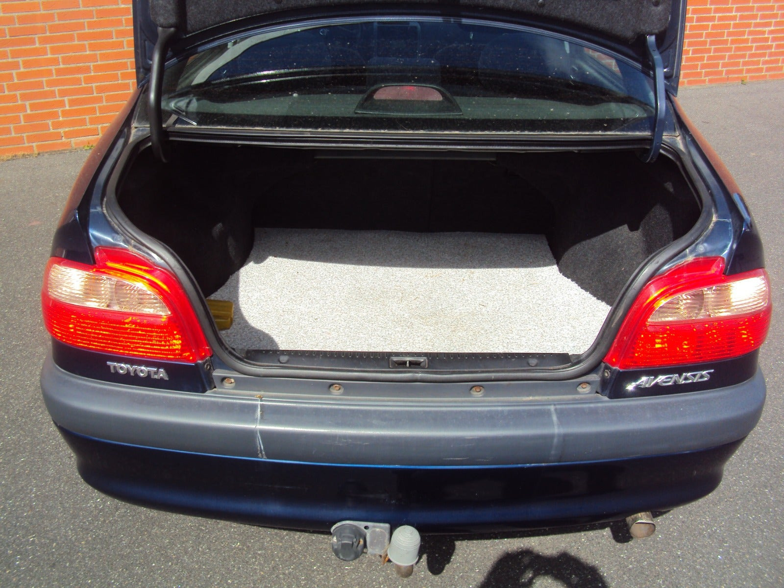 Blå Toyota Avensis fra 2002