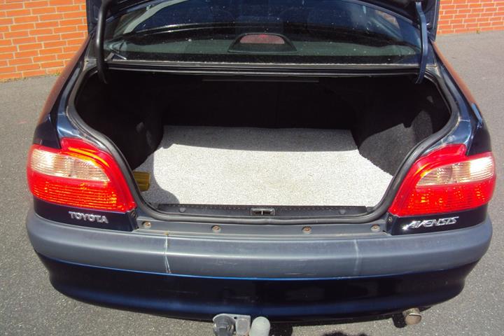 Blå Toyota Avensis fra 2002