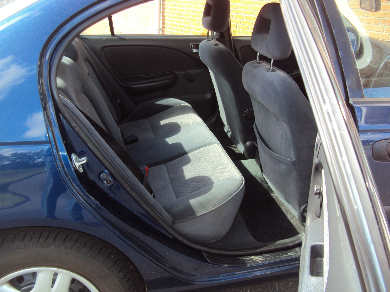 Blå Toyota Avensis fra 2002