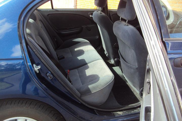 Blå Toyota Avensis fra 2002