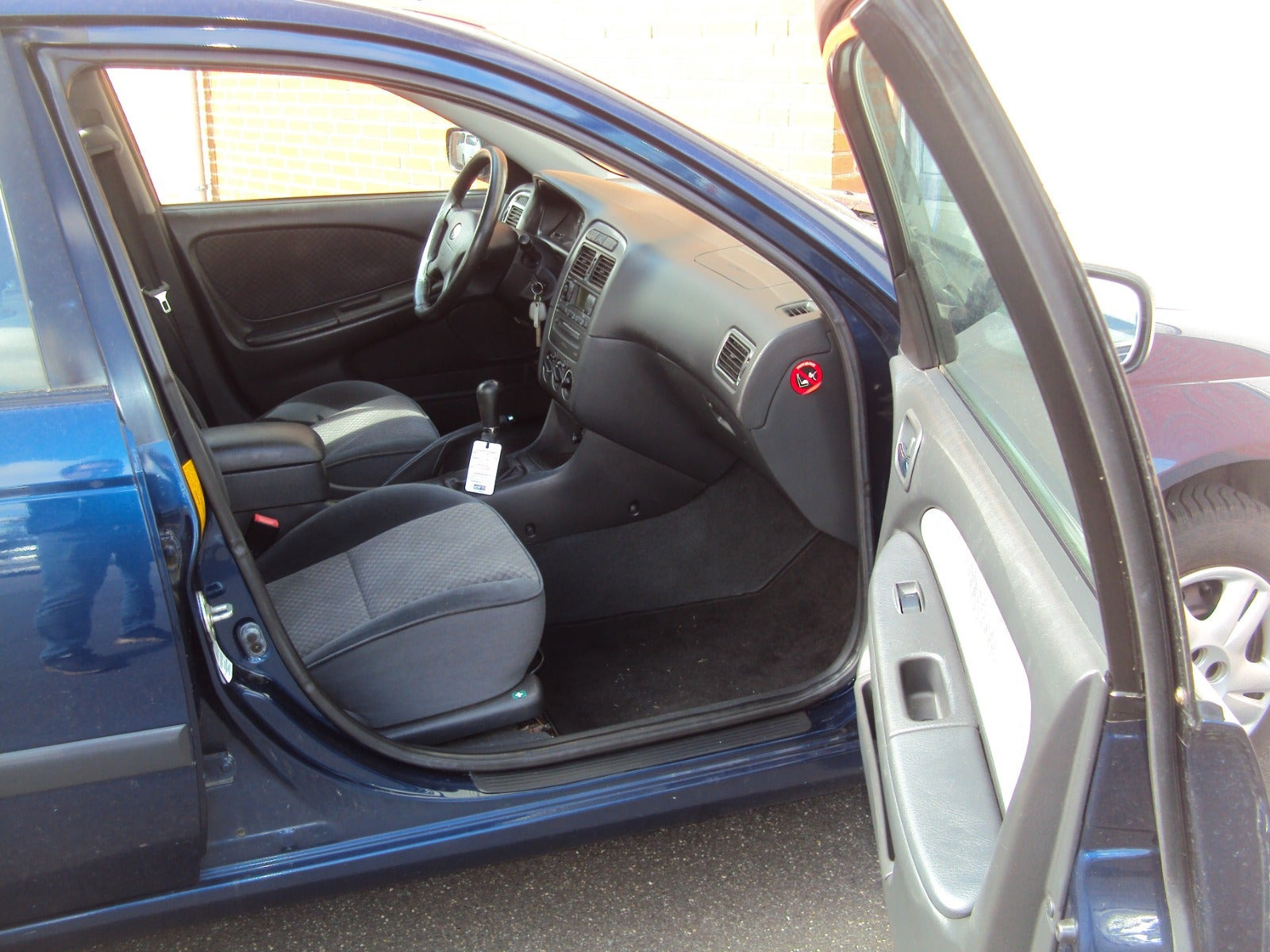 Blå Toyota Avensis fra 2002