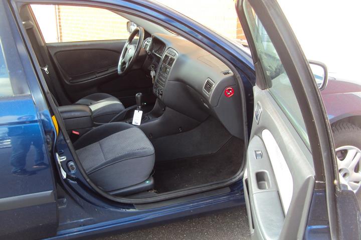 Blå Toyota Avensis fra 2002