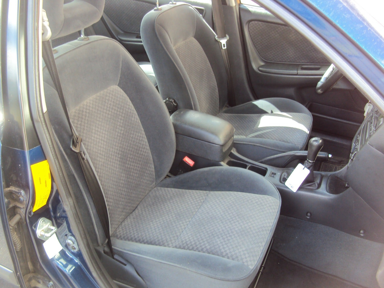 Blå Toyota Avensis fra 2002