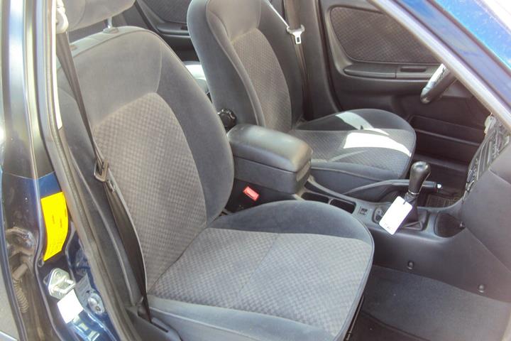 Blå Toyota Avensis fra 2002