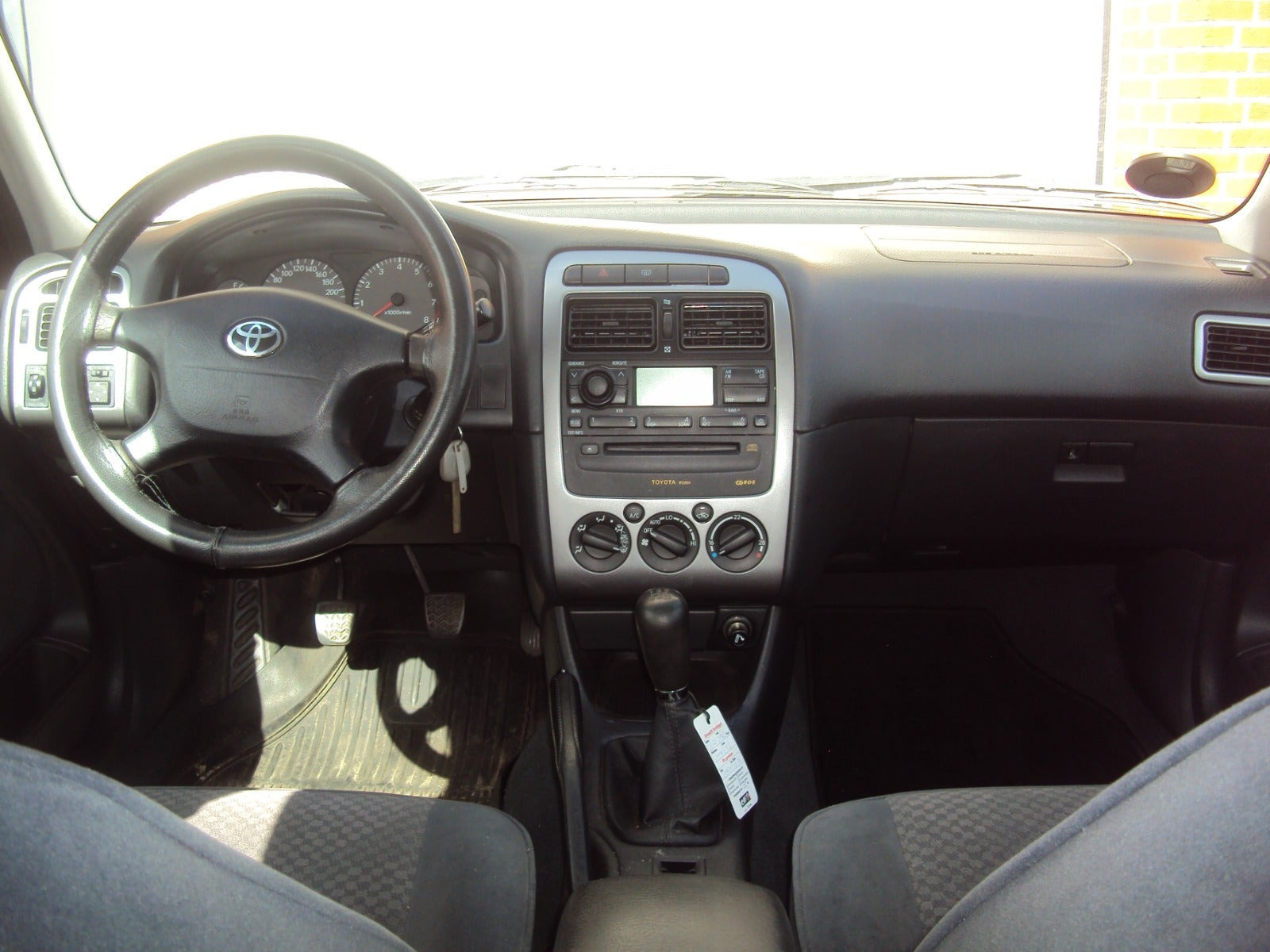 Blå Toyota Avensis fra 2002