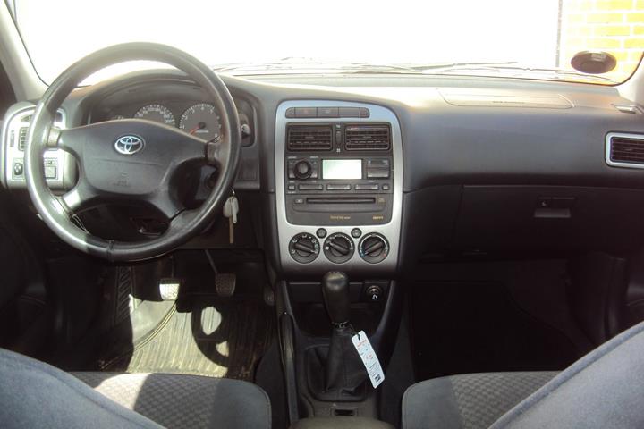 Blå Toyota Avensis fra 2002