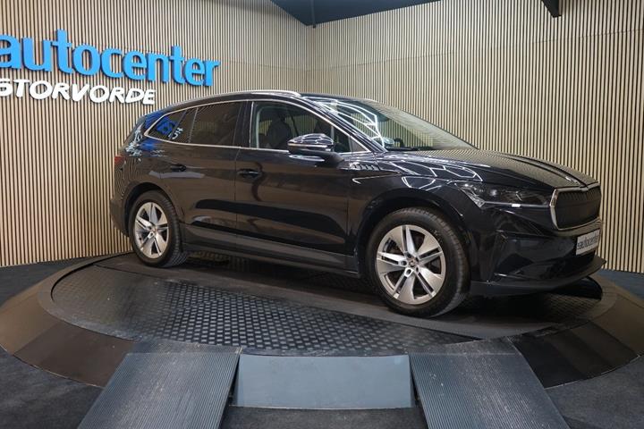 Sort Skoda Enyaq fra 2022 set udefra