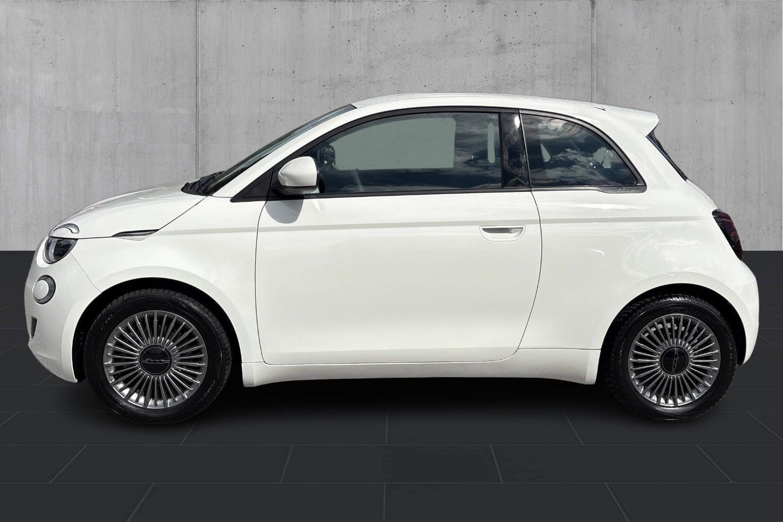 Hvid Fiat 500e fra 2023