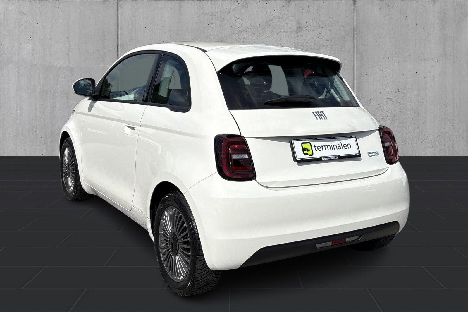 Hvid Fiat 500e fra 2023