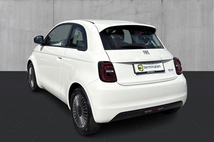 Hvid Fiat 500e fra 2023