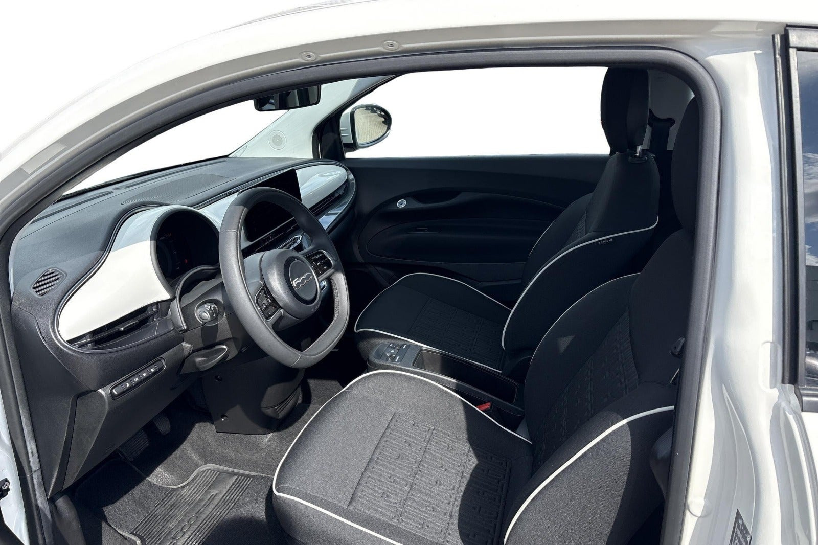 Hvid Fiat 500e fra 2023