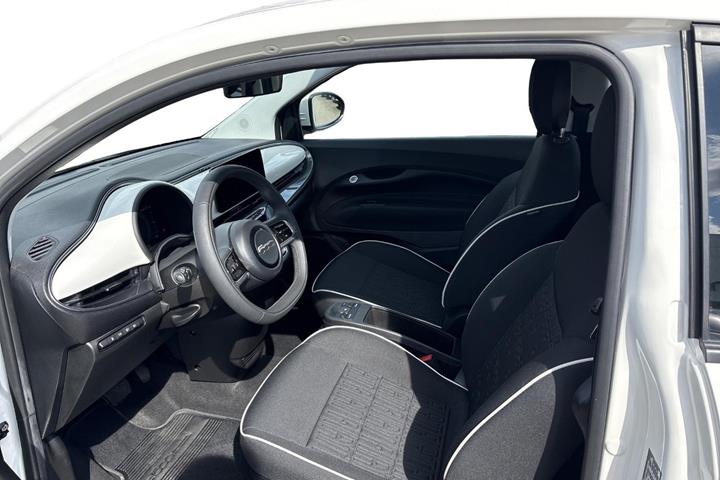 Hvid Fiat 500e fra 2023