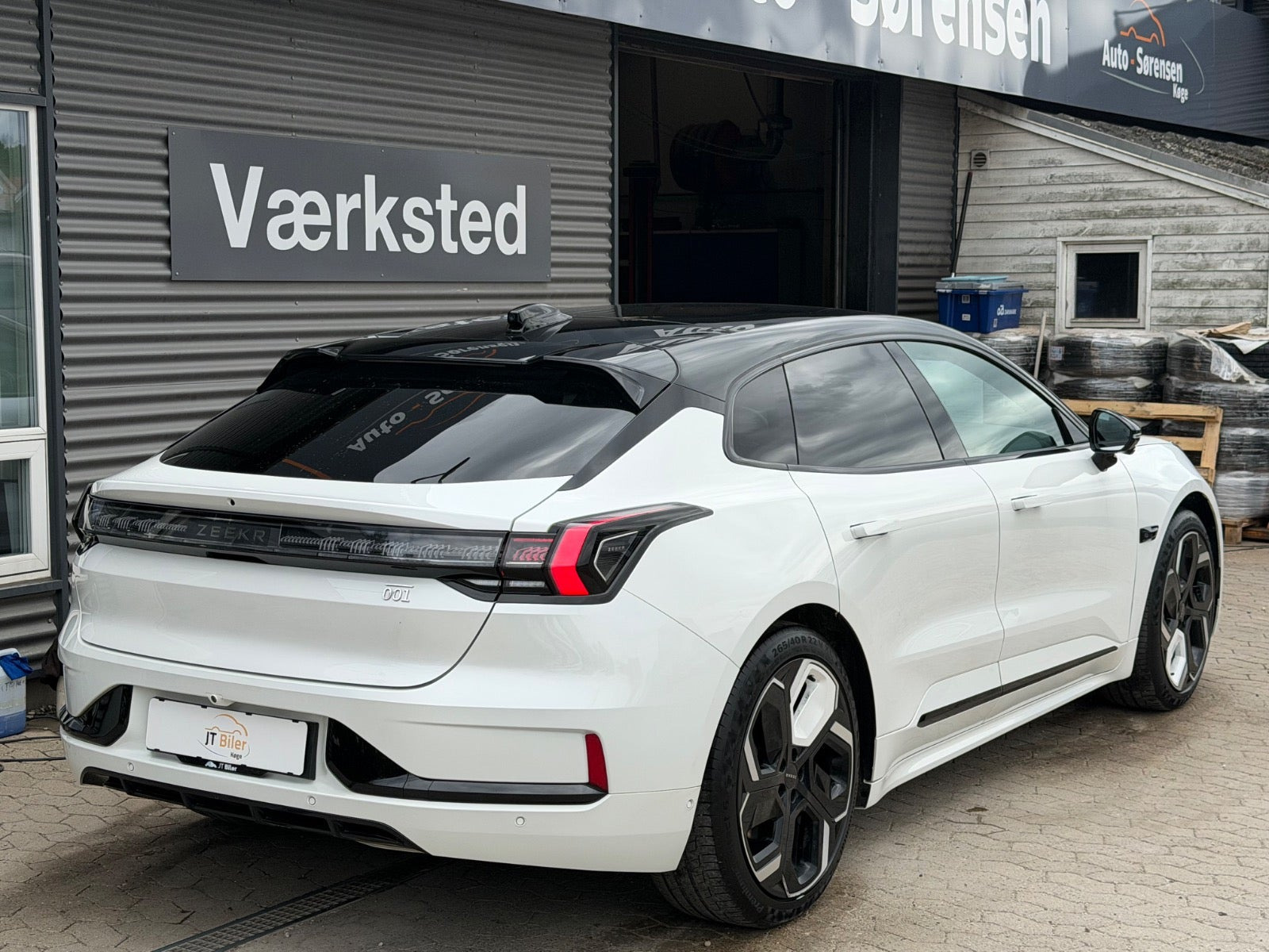 Hvid Zeekr 001 fra 2024