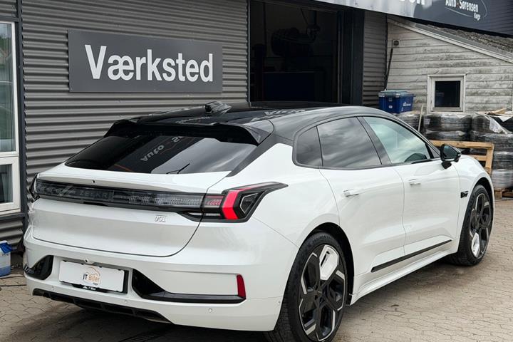 Hvid Zeekr 001 fra 2024