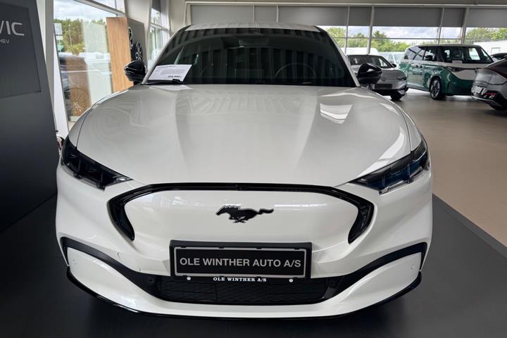 Hvid Ford Mustang Mach-E fra 2025