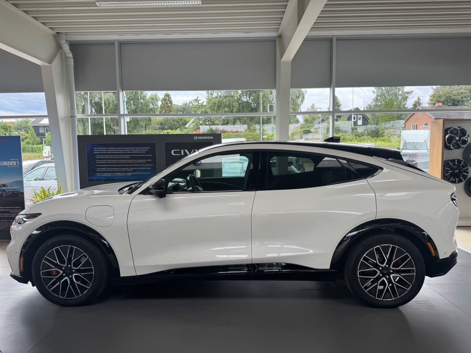 Hvid Ford Mustang Mach-E fra 2025