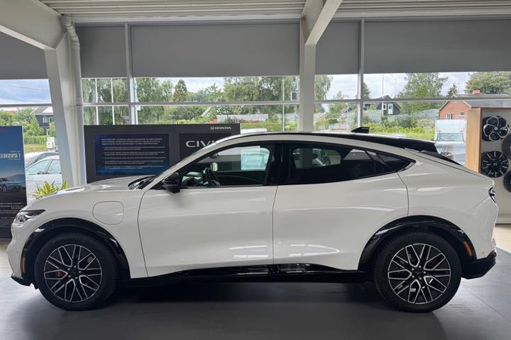 Hvid Ford Mustang Mach-E fra 2025