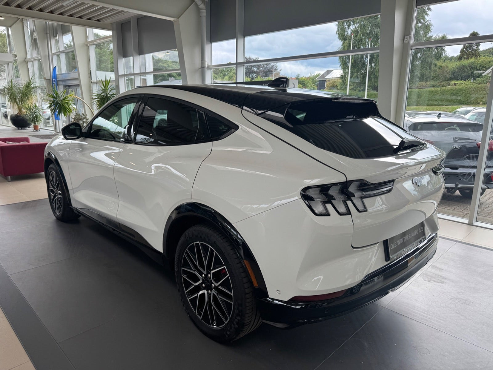 Hvid Ford Mustang Mach-E fra 2025
