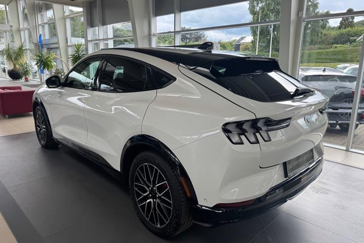 Hvid Ford Mustang Mach-E fra 2025