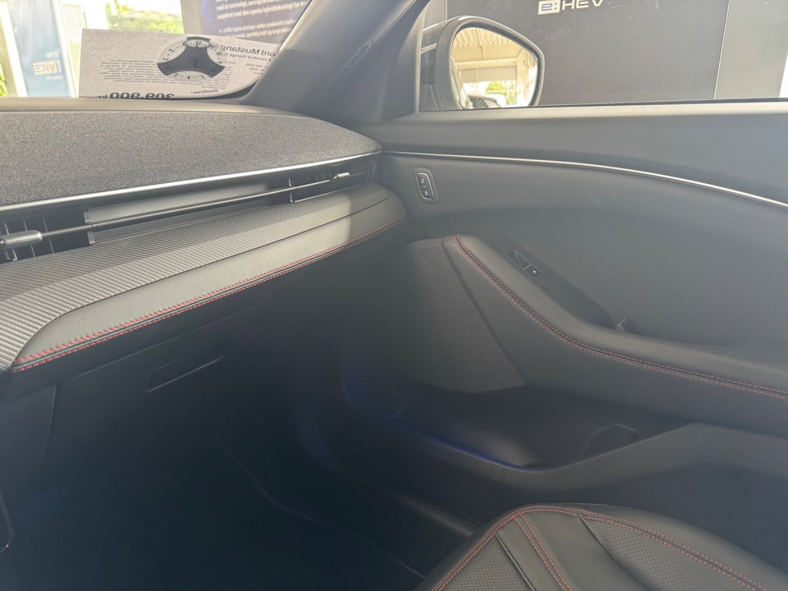 Hvid Ford Mustang Mach-E fra 2025