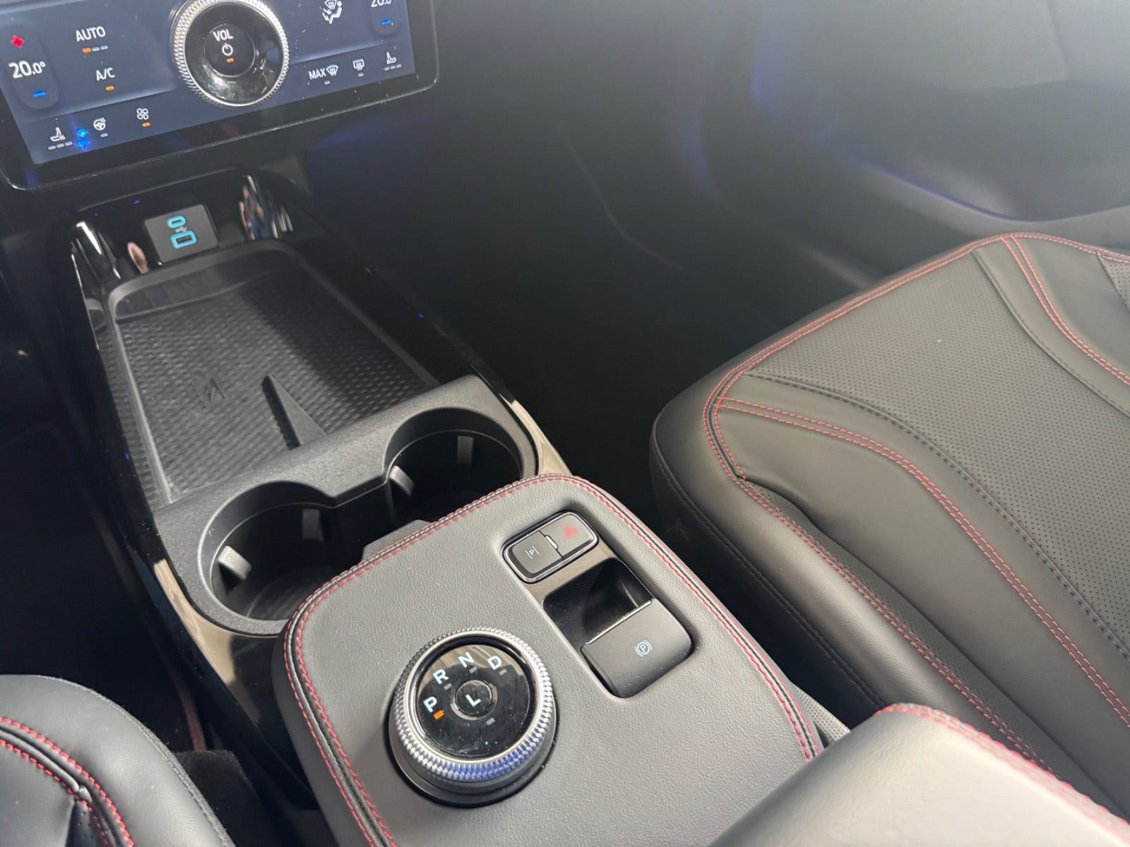 Hvid Ford Mustang Mach-E fra 2025