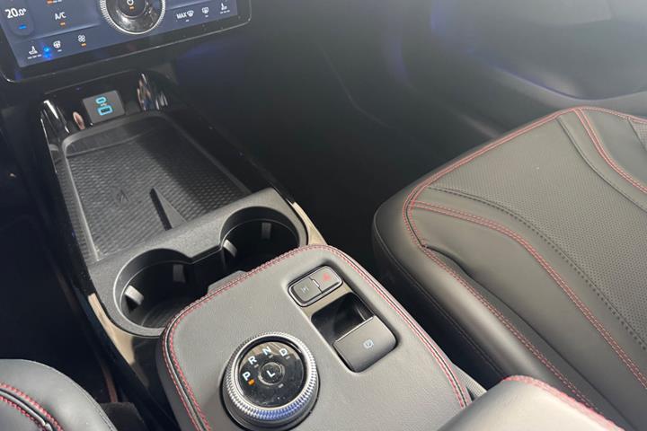 Hvid Ford Mustang Mach-E fra 2025