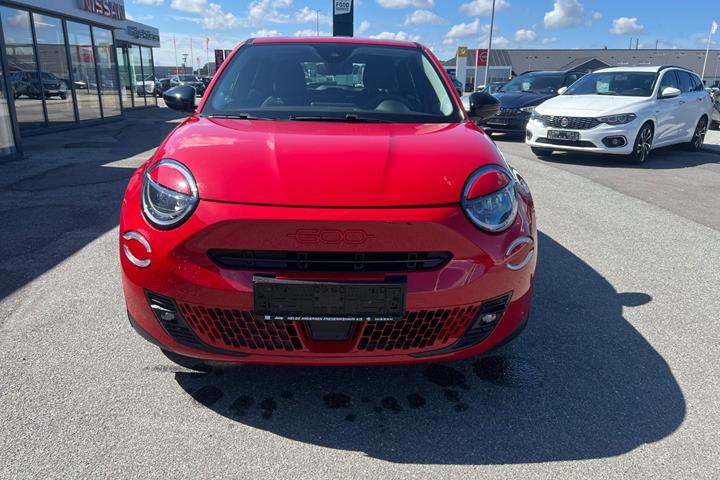 Rød Fiat 600e fra 2024