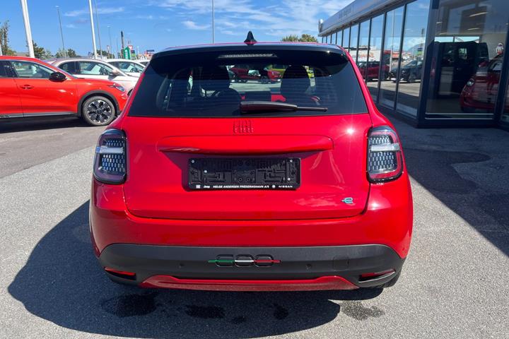 Rød Fiat 600e fra 2024