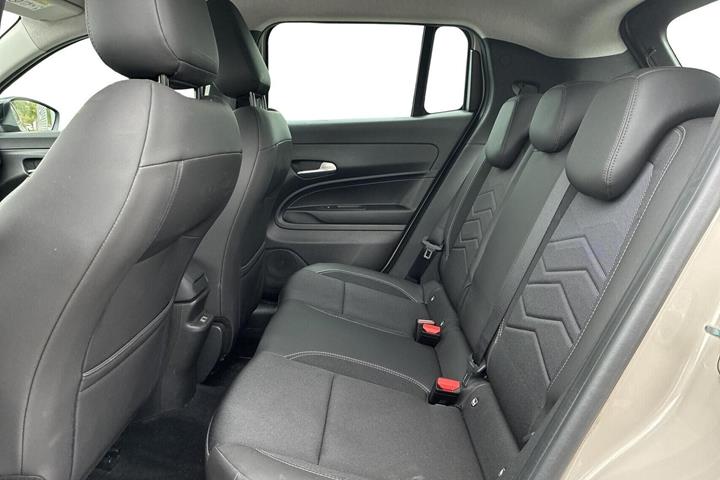 Beige Jeep Avenger fra 2024