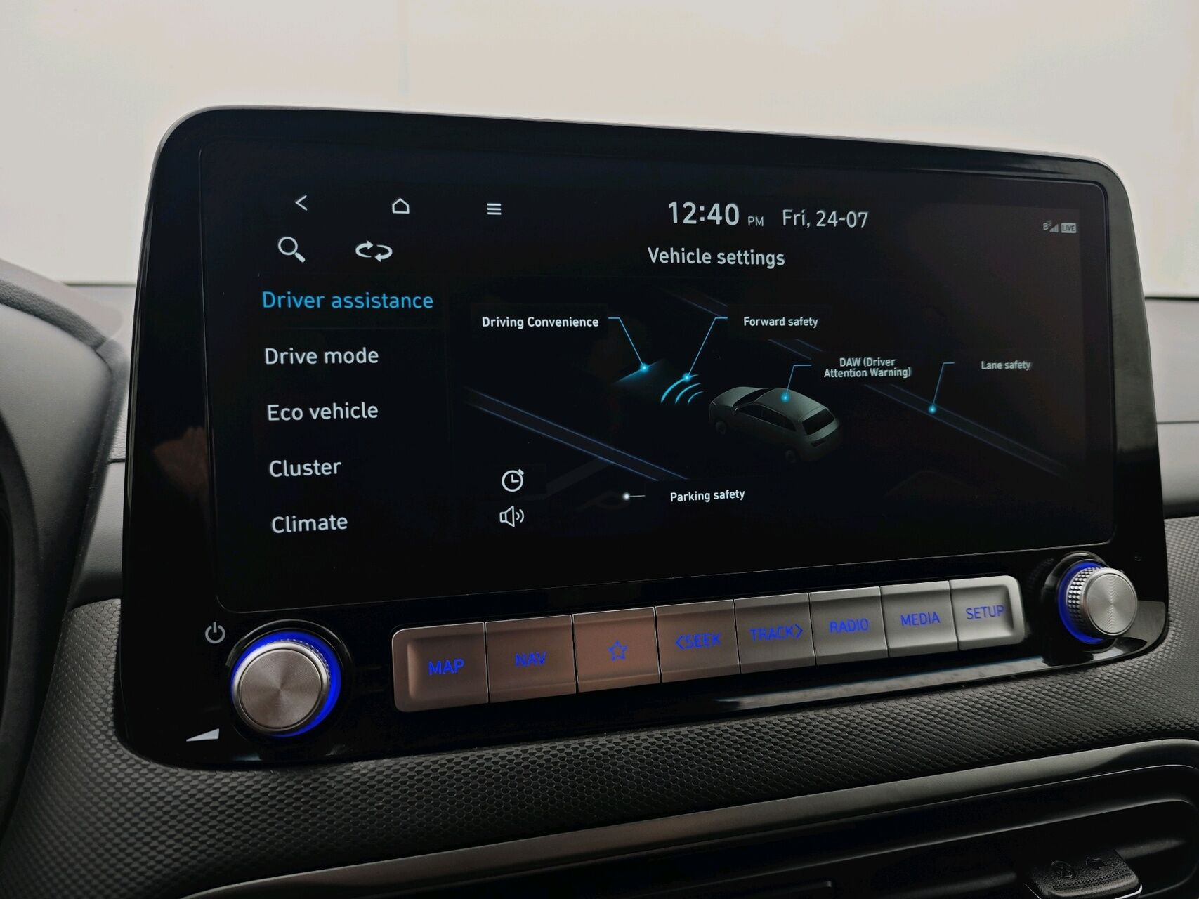Grå Hyundai Kona fra 2023