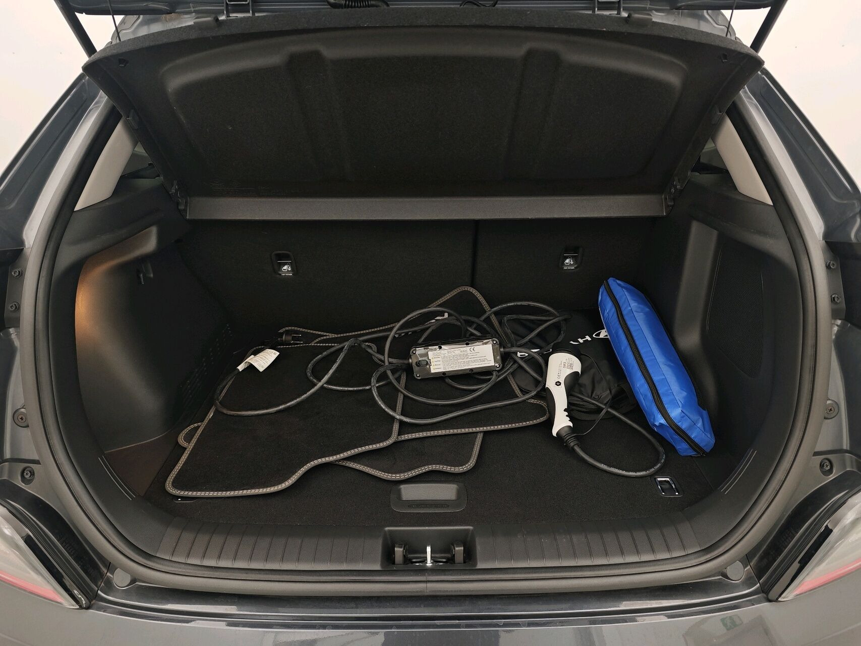 Grå Hyundai Kona fra 2023
