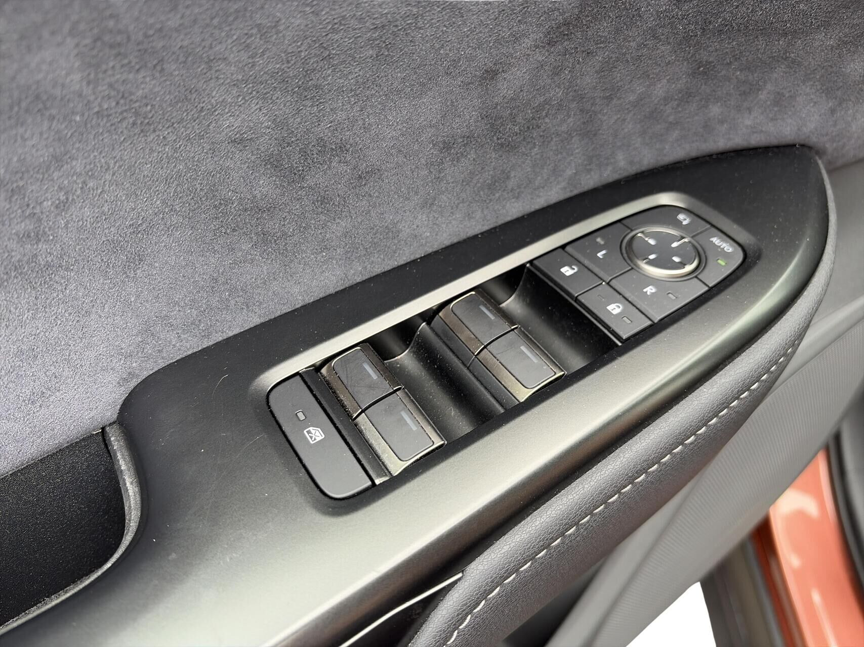 Sort Lexus RZ fra 2025