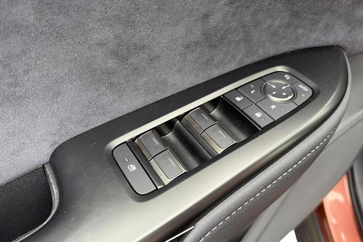 Sort Lexus RZ fra 2025