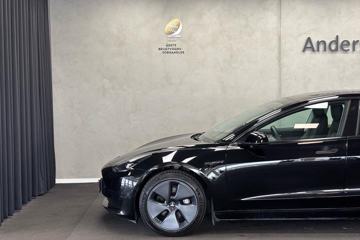Sort Tesla Model 3 fra 2022