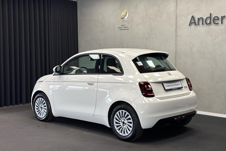 Hvid Fiat 500e fra 2023