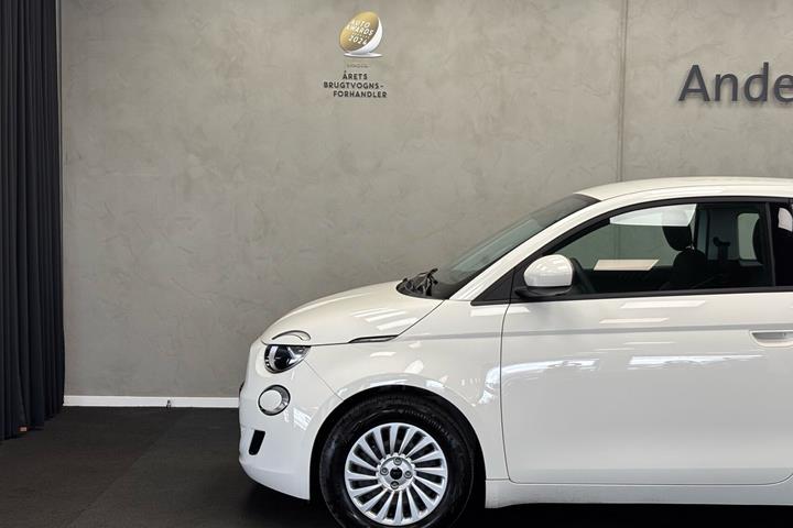 Hvid Fiat 500e fra 2023