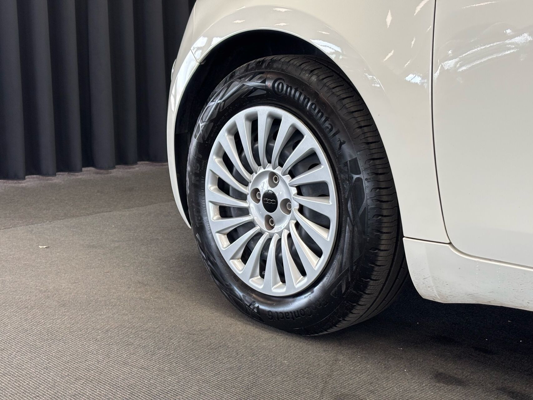 Hvid Fiat 500e fra 2023