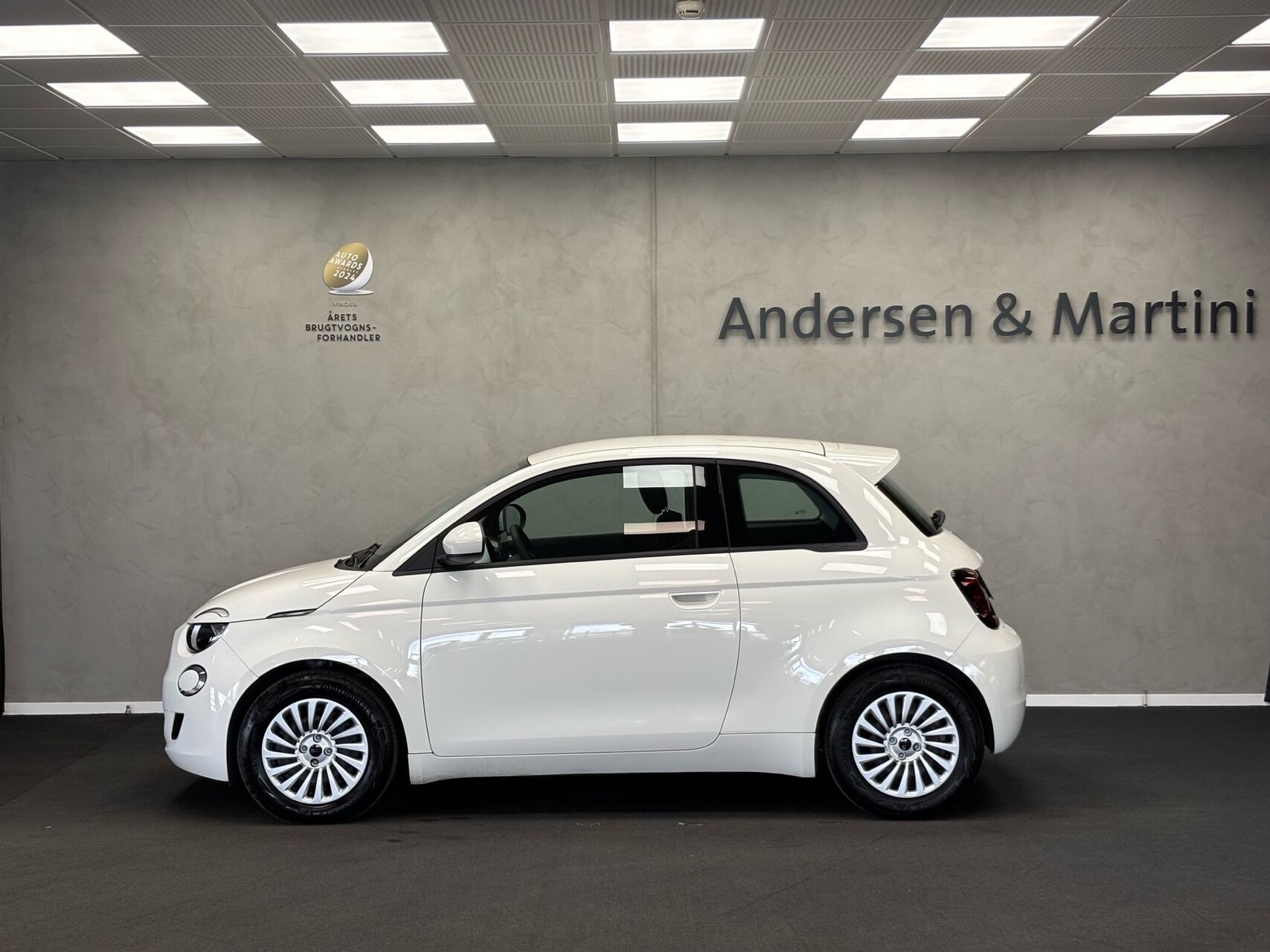 Hvid Fiat 500e fra 2023