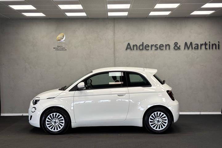 Hvid Fiat 500e fra 2023