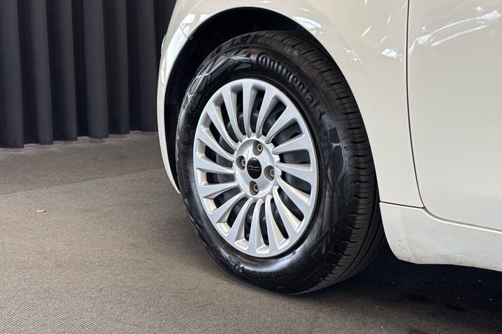 Hvid Fiat 500e fra 2023