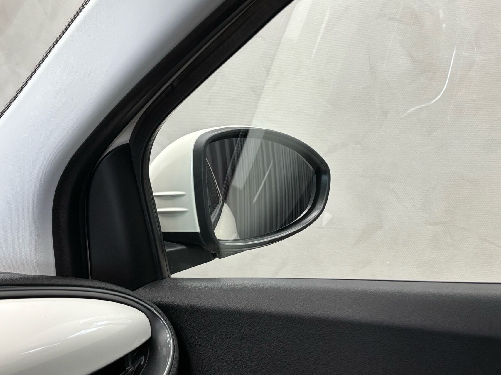 Hvid Fiat 500e fra 2023
