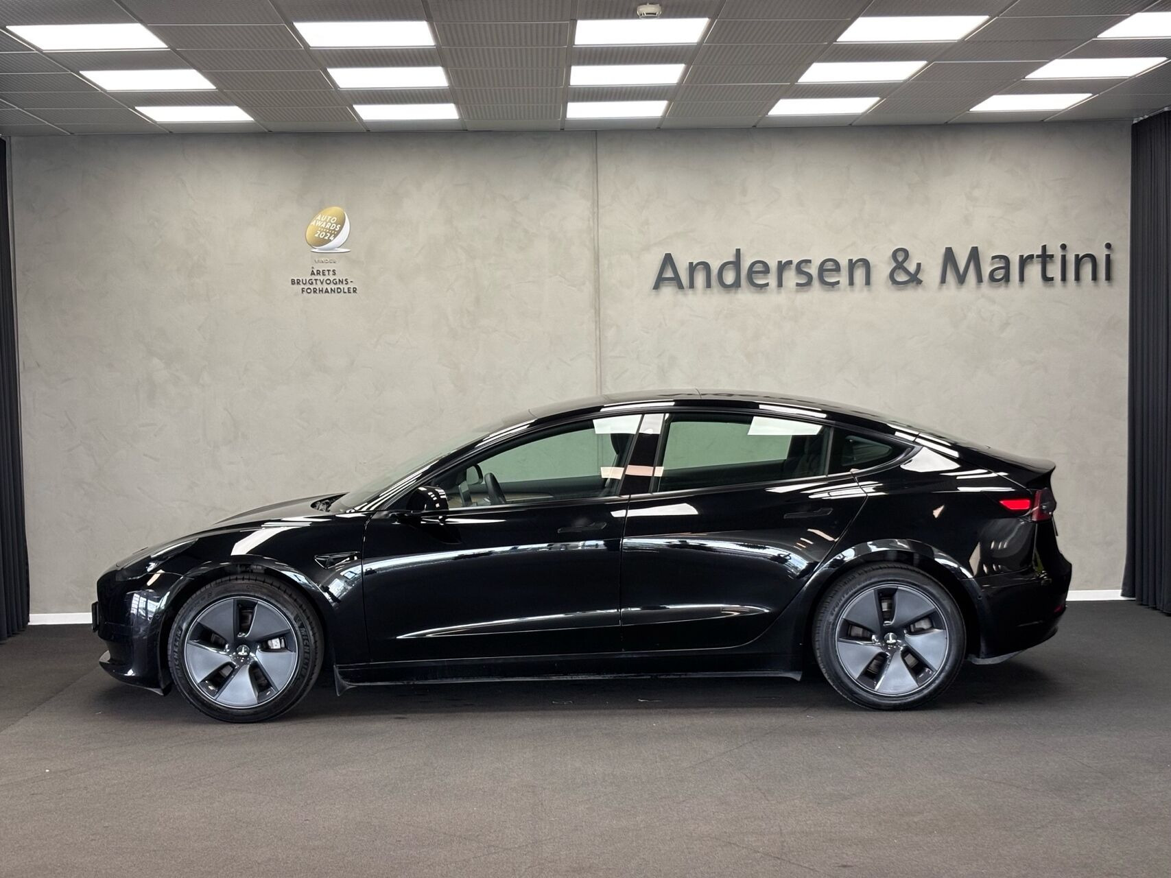 Sort Tesla Model 3 fra 2022