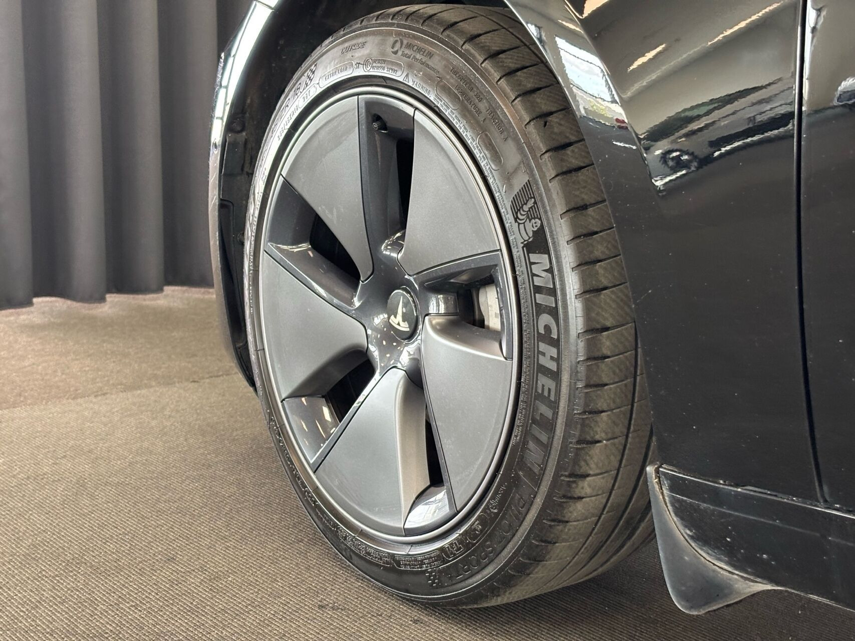 Sort Tesla Model 3 fra 2022
