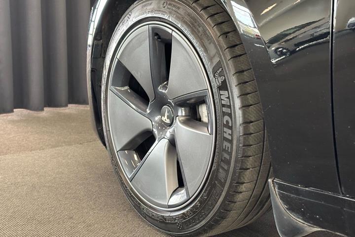 Sort Tesla Model 3 fra 2022