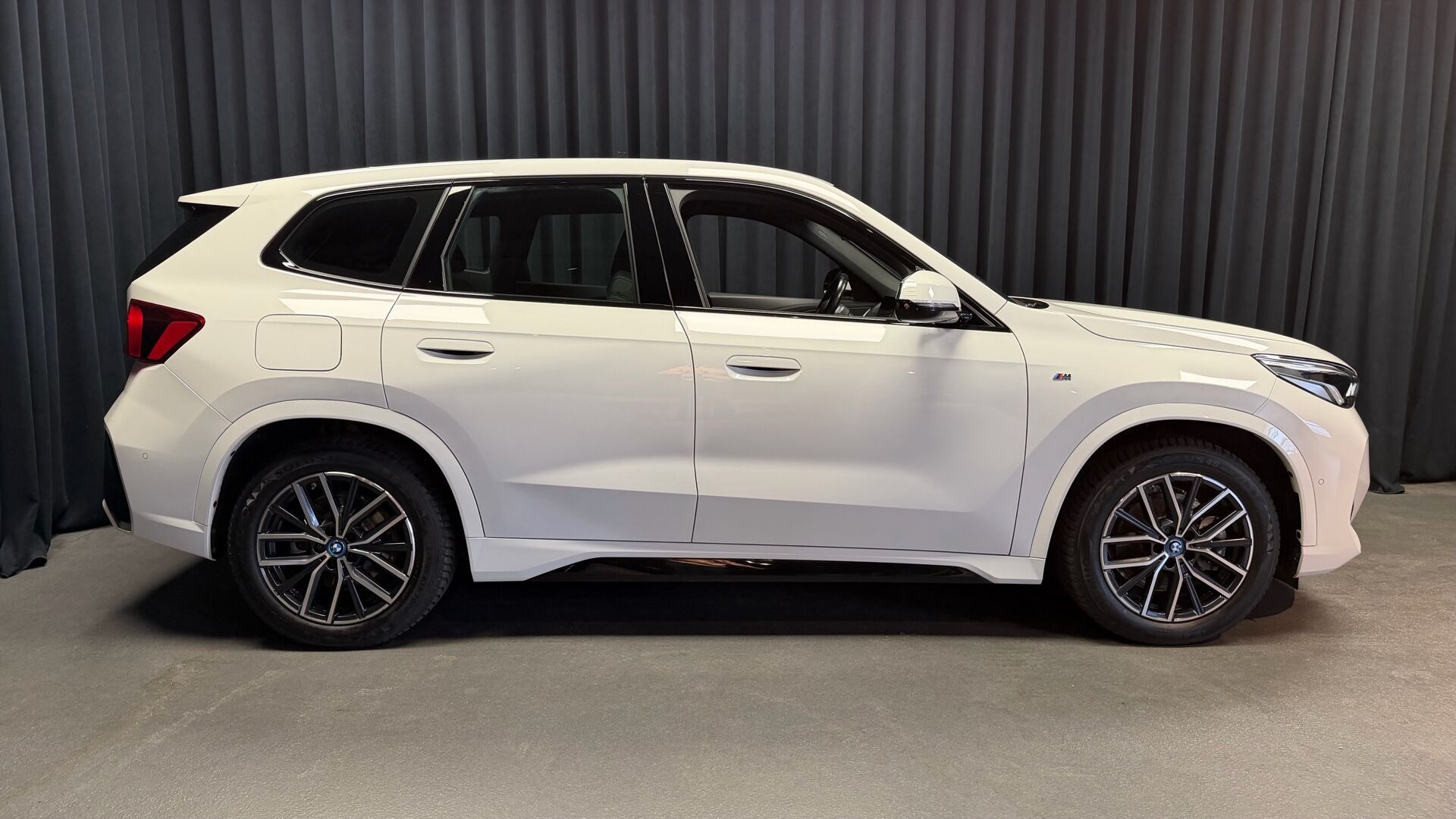 Hvid BMW iX1 fra 2024