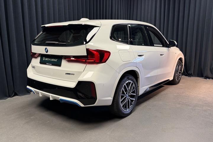 Hvid BMW iX1 fra 2024
