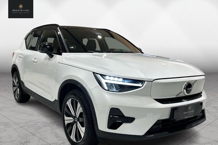 Hvid Volvo XC40 fra 2022 set udefra