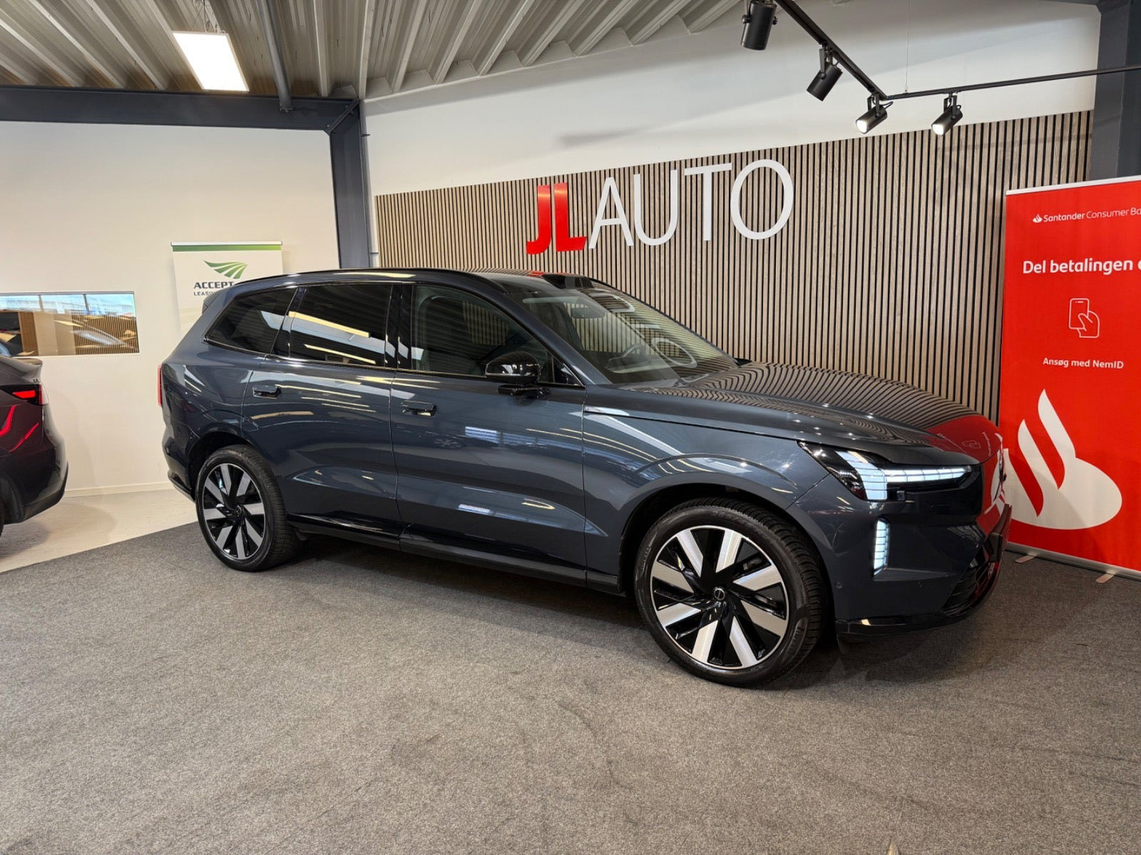 Blå Volvo EX90 fra 2025