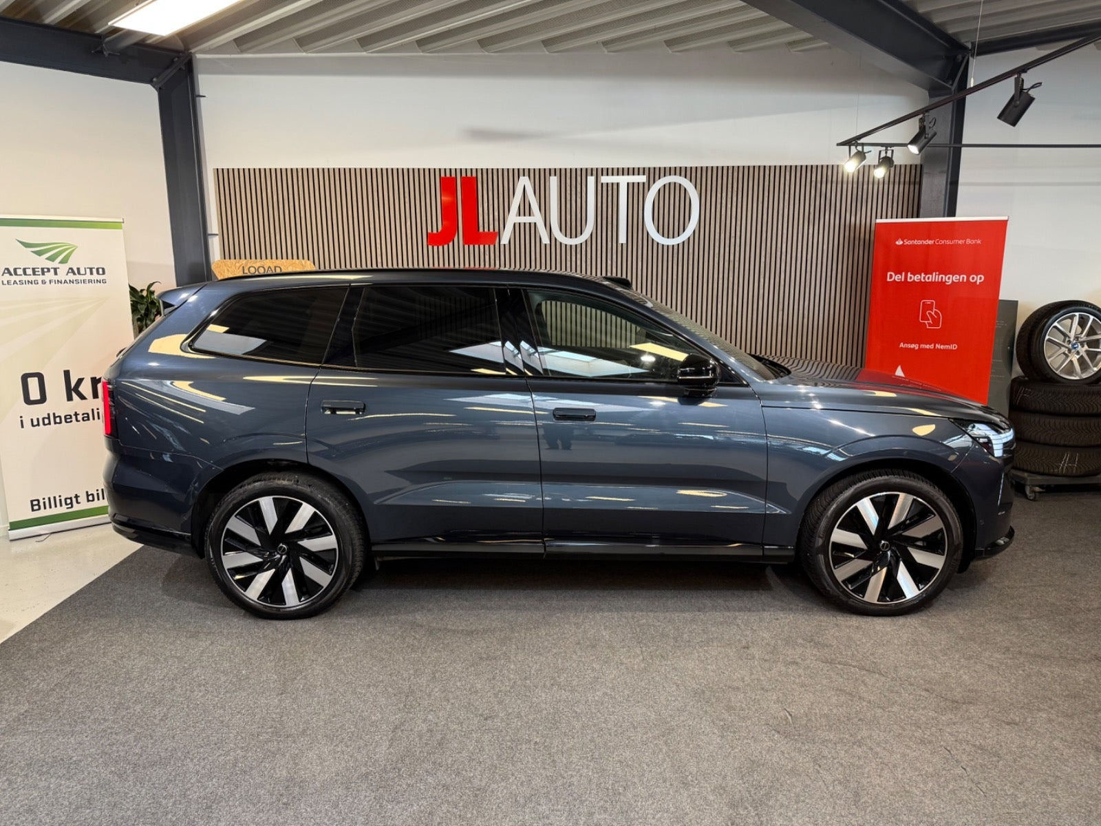 Blå Volvo EX90 fra 2025