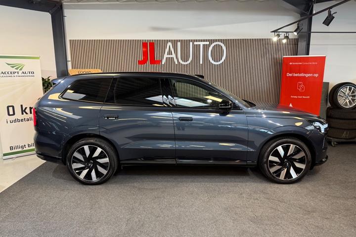 Blå Volvo EX90 fra 2025
